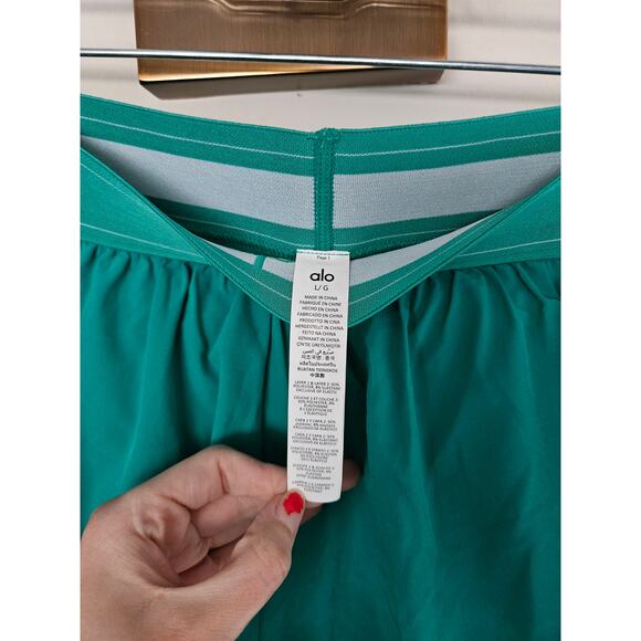 Alo Yoga Spruce Green Match Point Short Athletic Shorts Size Large - Picture 8 of 14